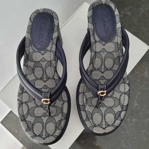 $128 *NEW* (9) Navy COACH Wedge Flip Flops - Picture 10 of 11